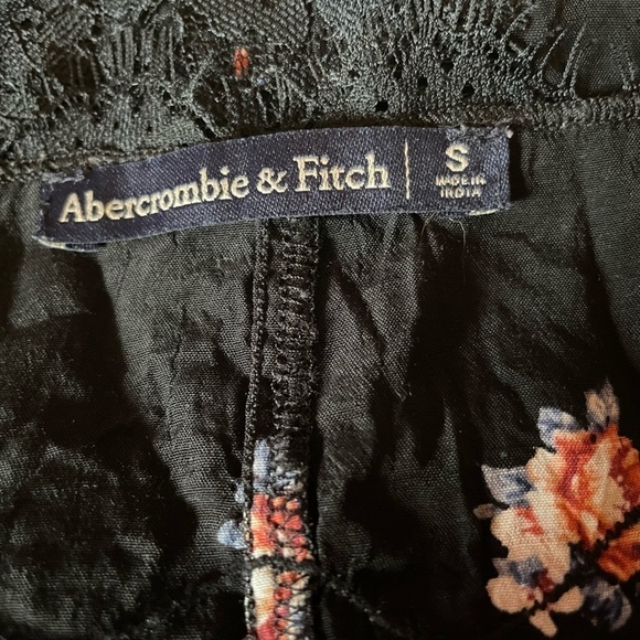 Abercrombie & Fitch black camisole with floral pattern - Picture 3 of 5